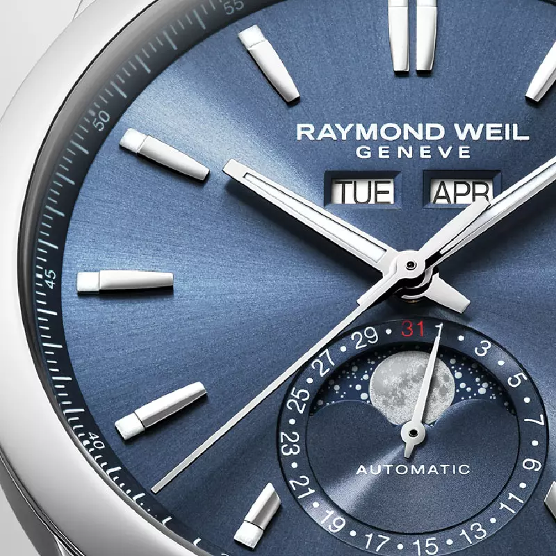 ダイアルに中央から放射状に筋目が伸びるサンレイ仕上げを深めに施しており、どの角度からも光沢を放ちます。アプライド仕様のインデックスが、ダイアルに立体感と高級感を与えています。