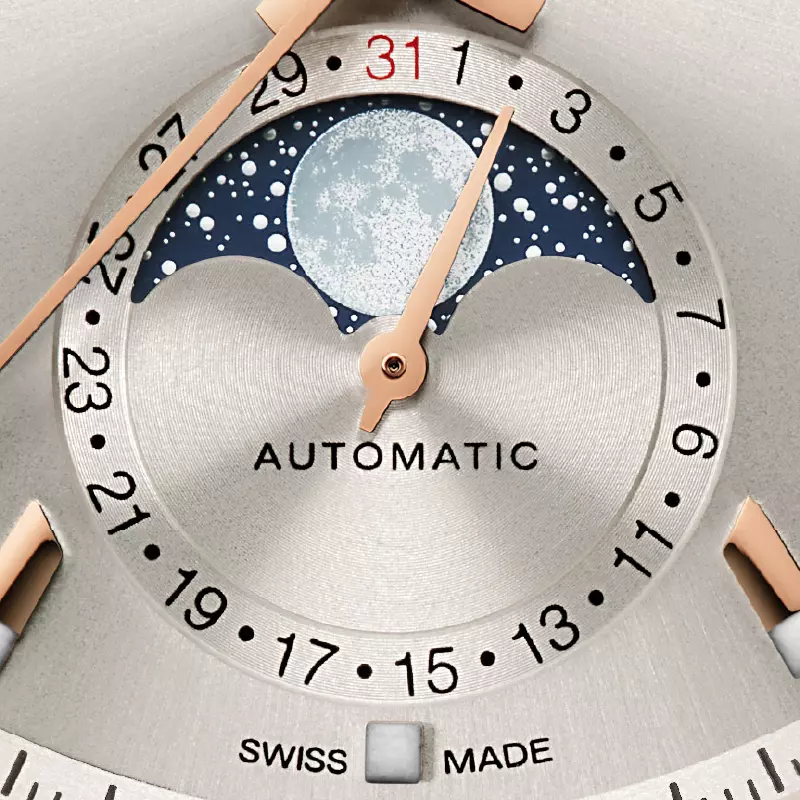 ムーンフェイズ表示の月は、NASAが実際に撮影した月面画像をもとにデザインしました。カレンダーリングにも個別に円状のスネイル仕上げを施し、高さや色味に変化をつけることで、奥行きを生んでいます。