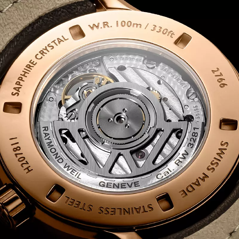 シースルーバックから鑑賞できる機械式ムーブメント(Cal.RW3281)は、レイモンド ウェイルのイニシャルを象ったW字型ローター、真珠模様のペルラージュ、波模様のコート・ド・ジュネーブなど、ブランド最高峰の仕上げを施しています。