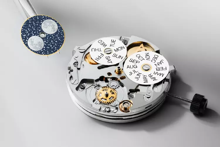 複雑なカレンダー機構を実用的なケースサイズに収納