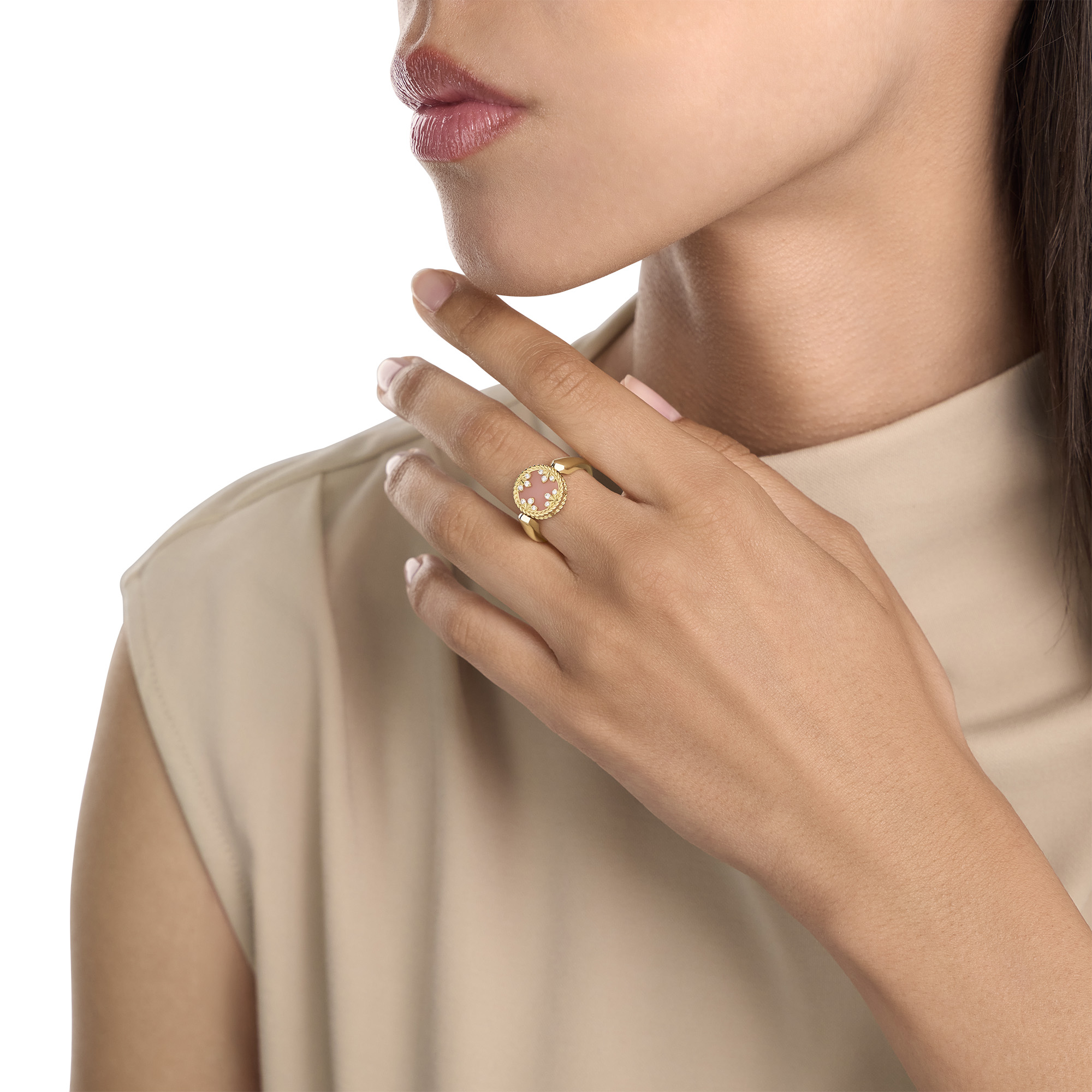 ジュエリーをデザインするロベルトコインの手元