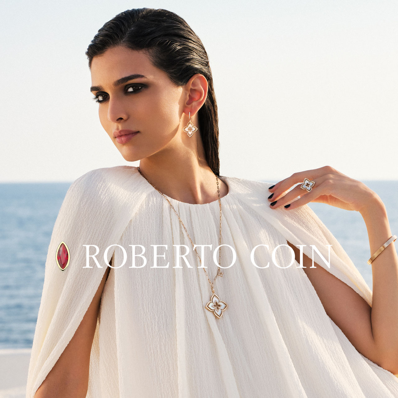 ロベルトコインのジュエリーを付けた女性