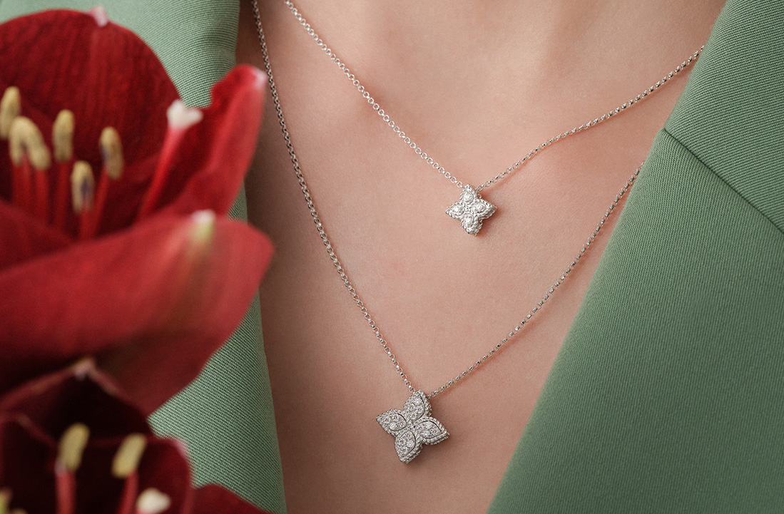 ロベルトコインの指輪を付けた手