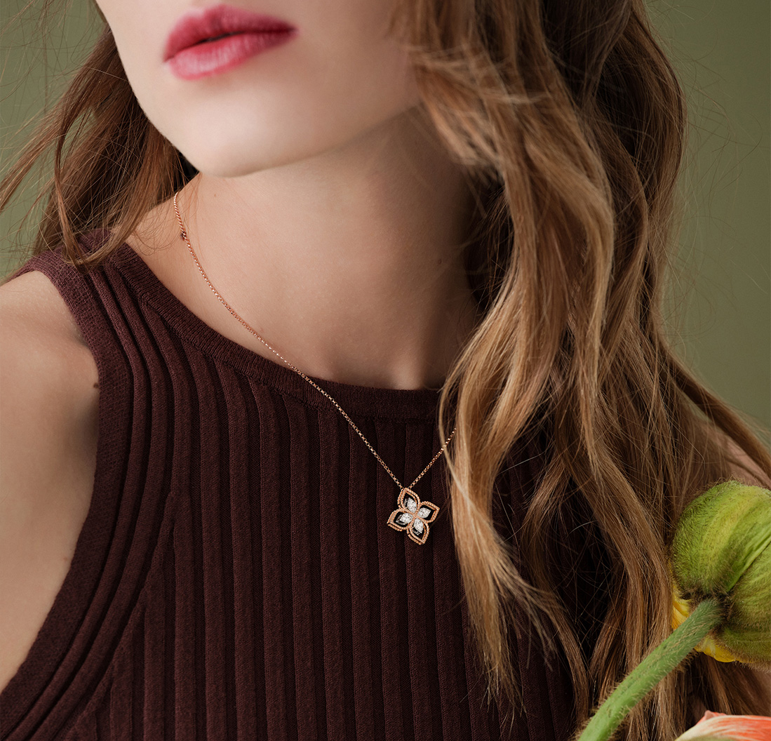 ジュエリーをデザインするロベルトコインの手元