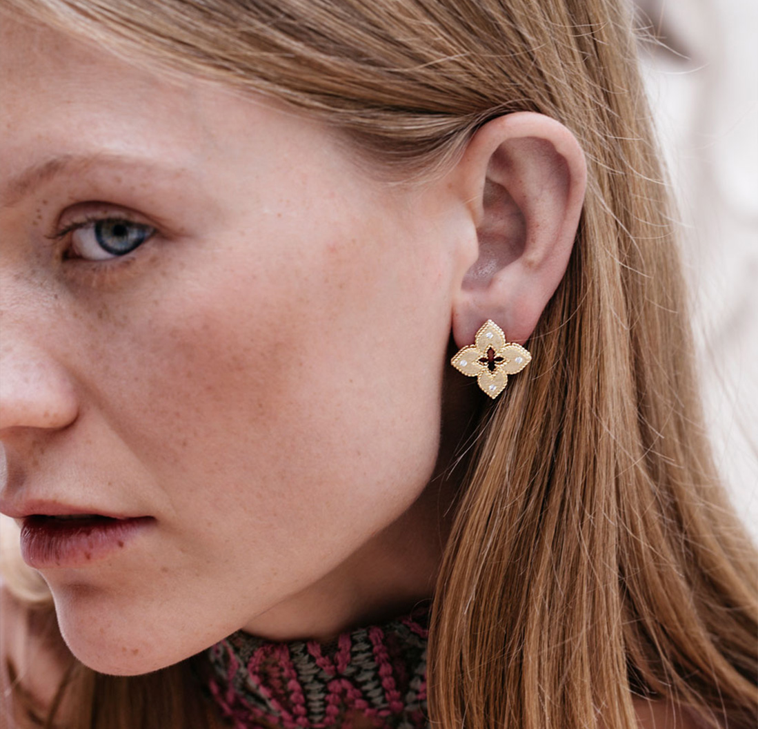 ジュエリーをデザインするロベルトコインの手元